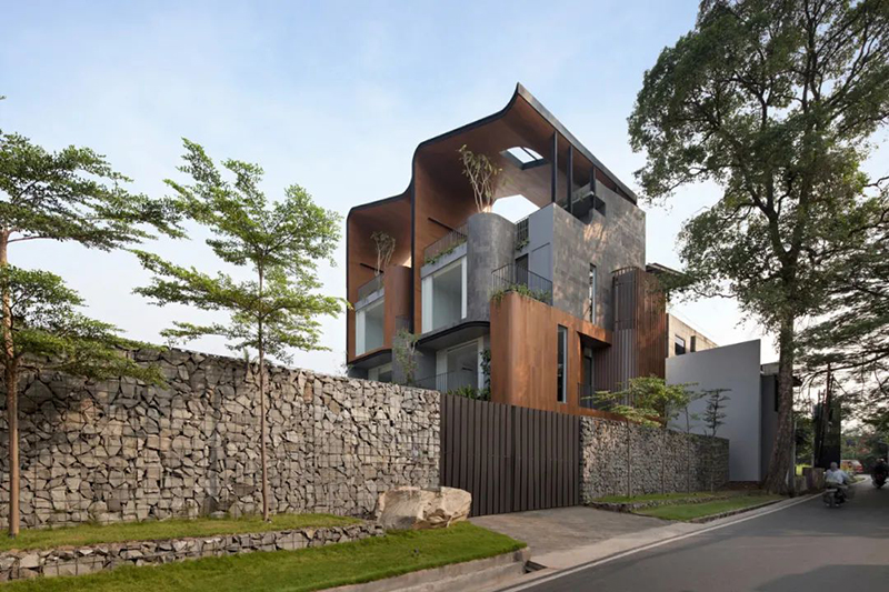 住在自然里，而不是旁邊，把后院搬上屋頂，這才是生活的進階美學(xué)！